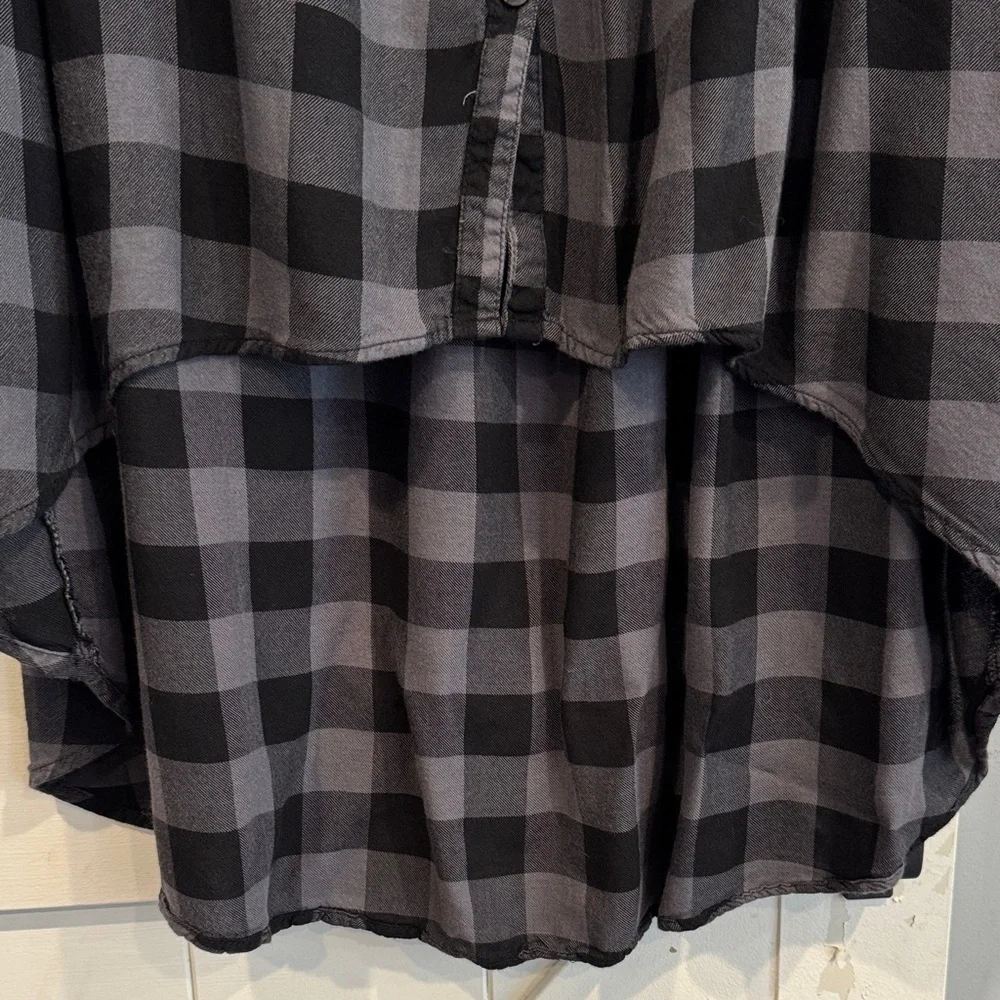 Torrid Black and Gray Plaid High-Low top size 2 x - Picture 5 of 7